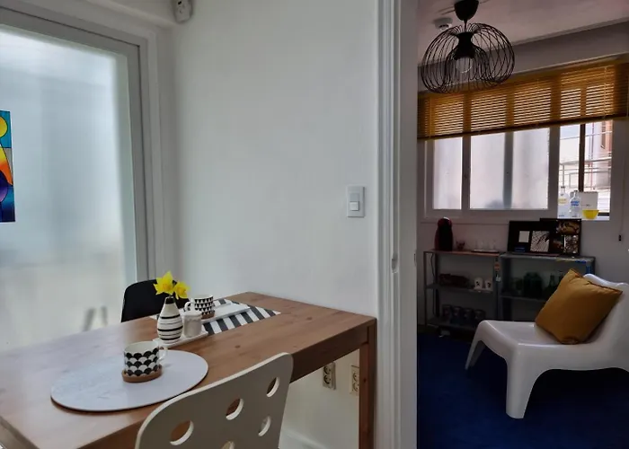 Y202 & B201 Near Hongdae Univ Station Гостевой дом 4*
