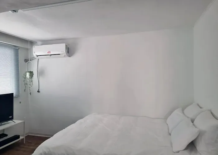 Y202 & B201 Near Hongdae Univ Station 4* Сеул