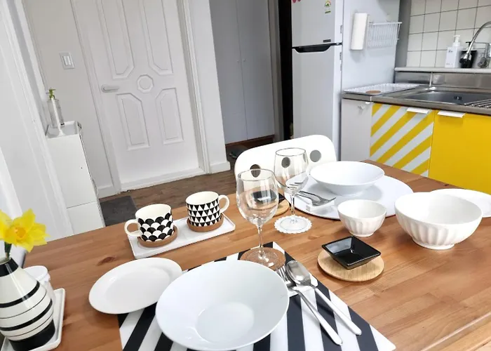 Гостевой дом Y202 & B201 Near Hongdae Univ Station 4*