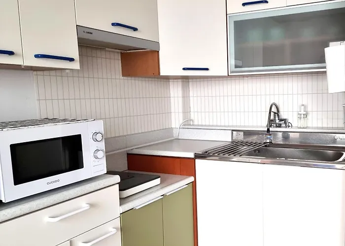 Y202 & B201 Near Hongdae Univ Station 4*