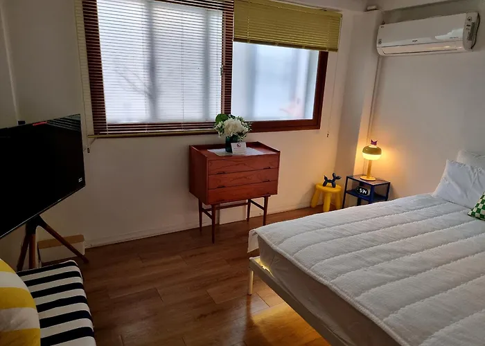 Y202 & B201 Near Hongdae Univ Station Гостевой дом 4*
